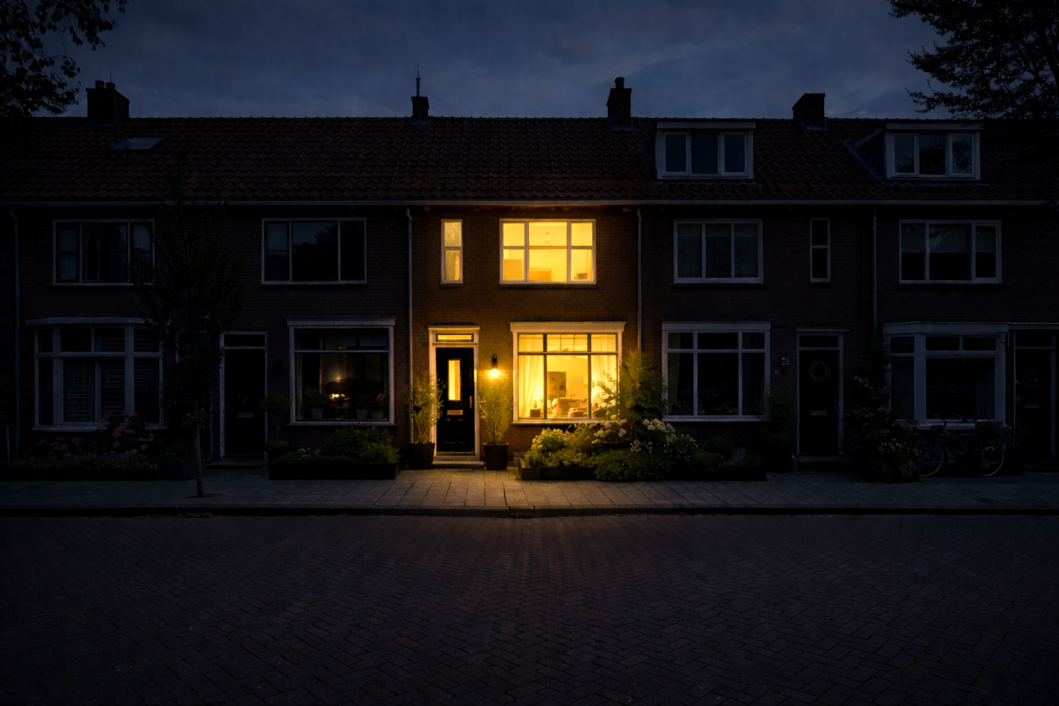 Verlichte woning in donkere straat — verwarmd zonder gas